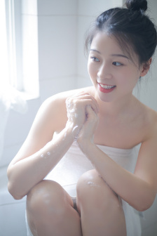 挺进绝色邻居的紧窄小肉